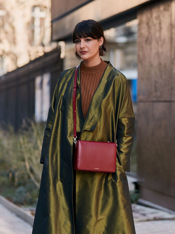 Mẹo đeo túi đeo chéo da cá sấu sành điệu cho cô nàng thời thượng